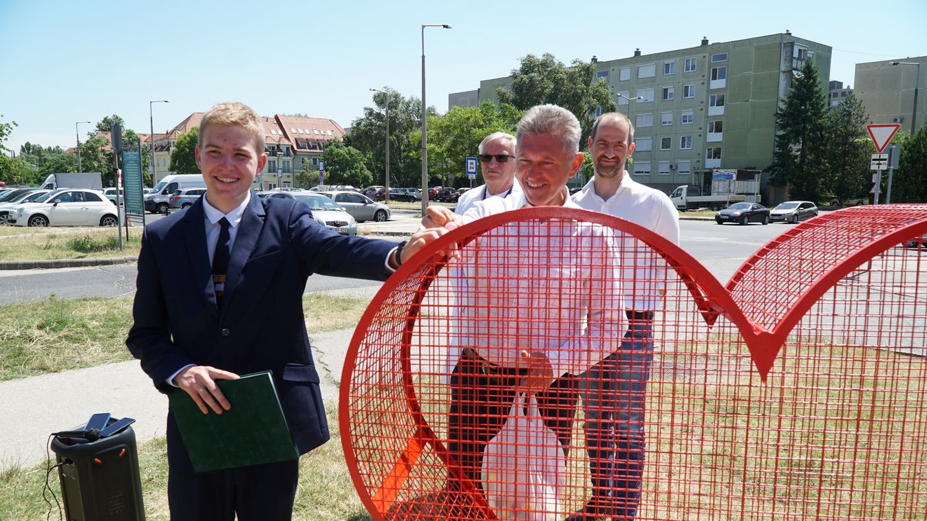 Kupakgyűjtő szívet tettek a Szent Borbála Kórház elé