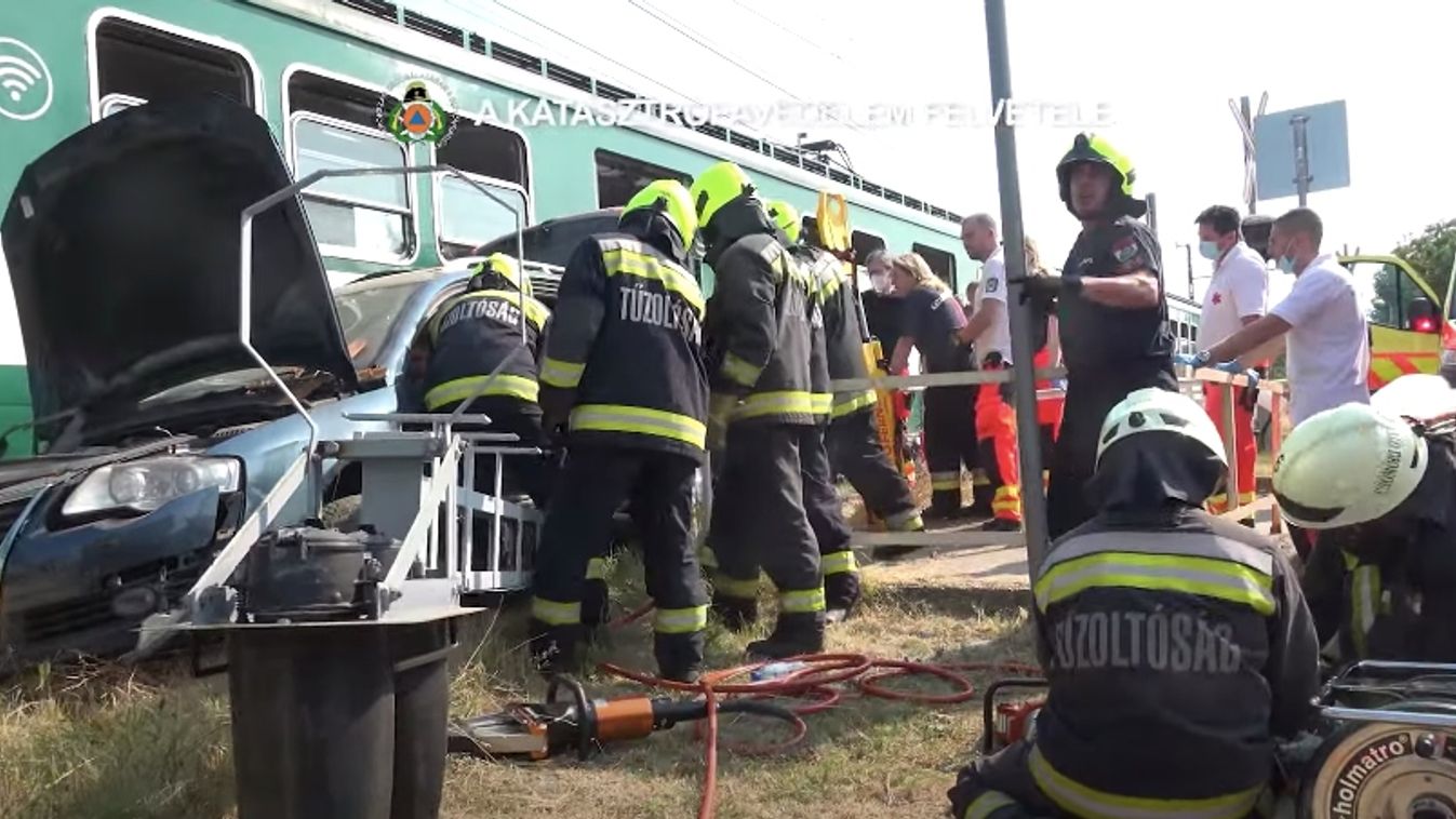 Így tolta maga előtt a HÉV az autót – videón a szörnyű baleset