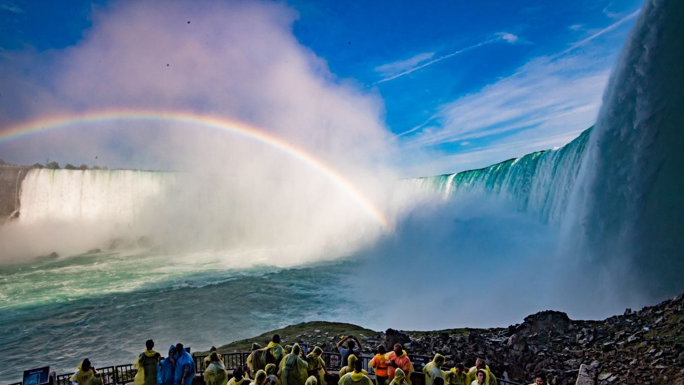 A Niagara-vízesésbe zuhant egy férfi, majd egy kövön ülve várta a mentést
