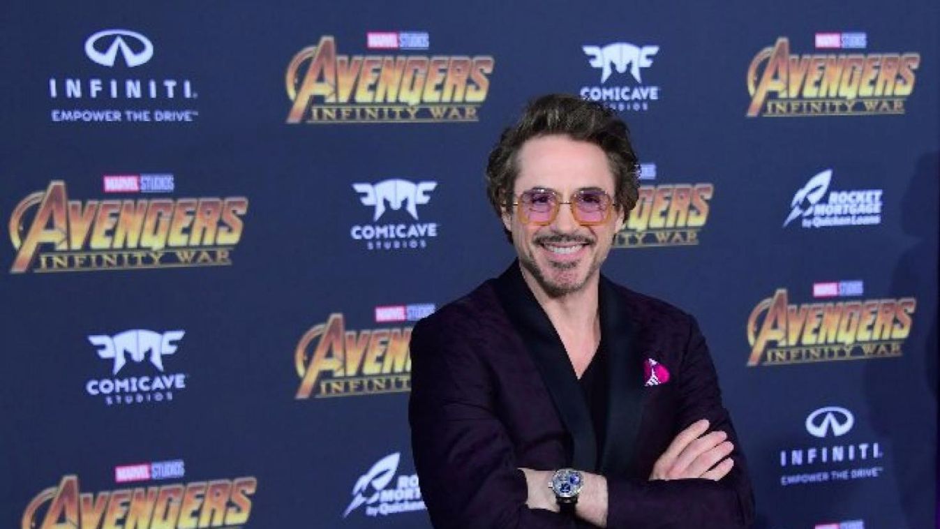 Robert Downey Jr. lábat csókolt Stan Lee-nek