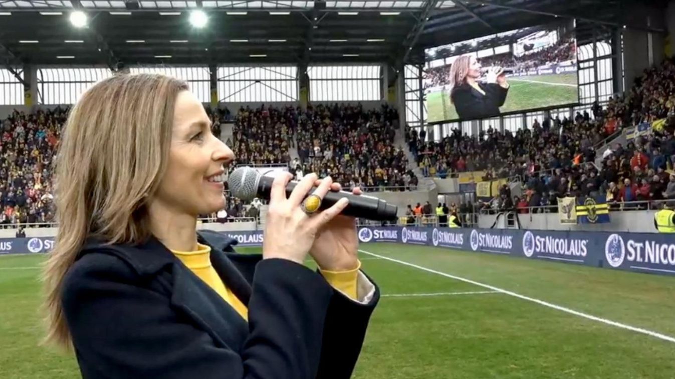 Libabőrös videó: így énekli a Nélküledet a felvidéki népdalénekesnő