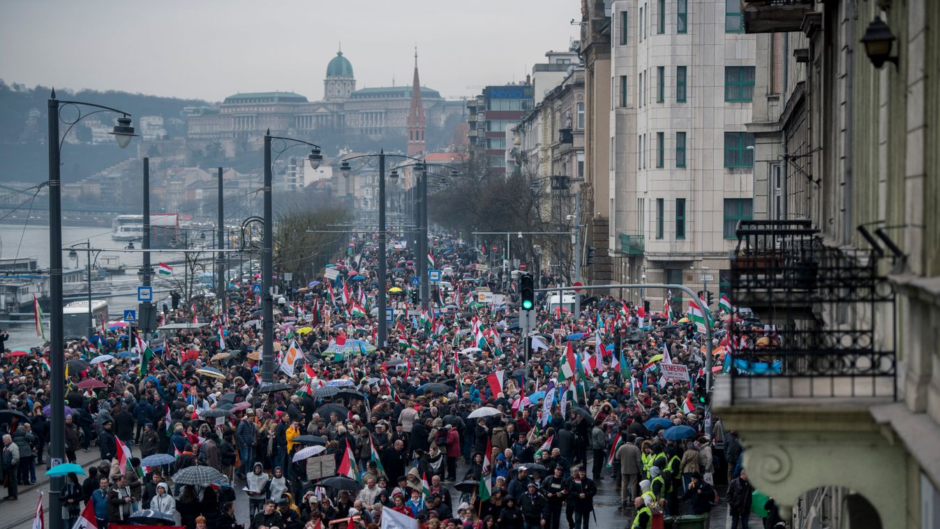 A forradalom hőseire emlékezett a CÖF-CÖKA a Gazeta Polska klubjaival