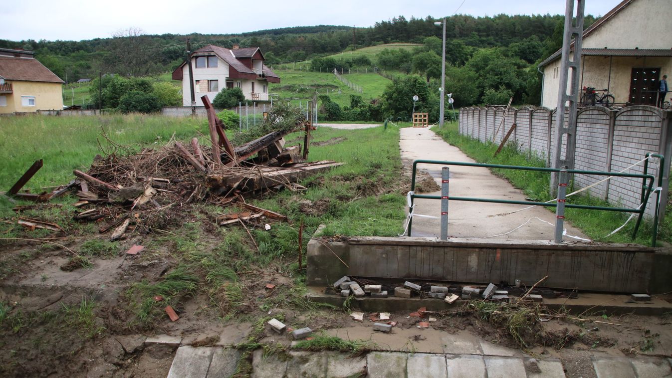 Vis maior támogatást kaptak a bajótiak a veszélyes patak átkelőhelyek rendezésére