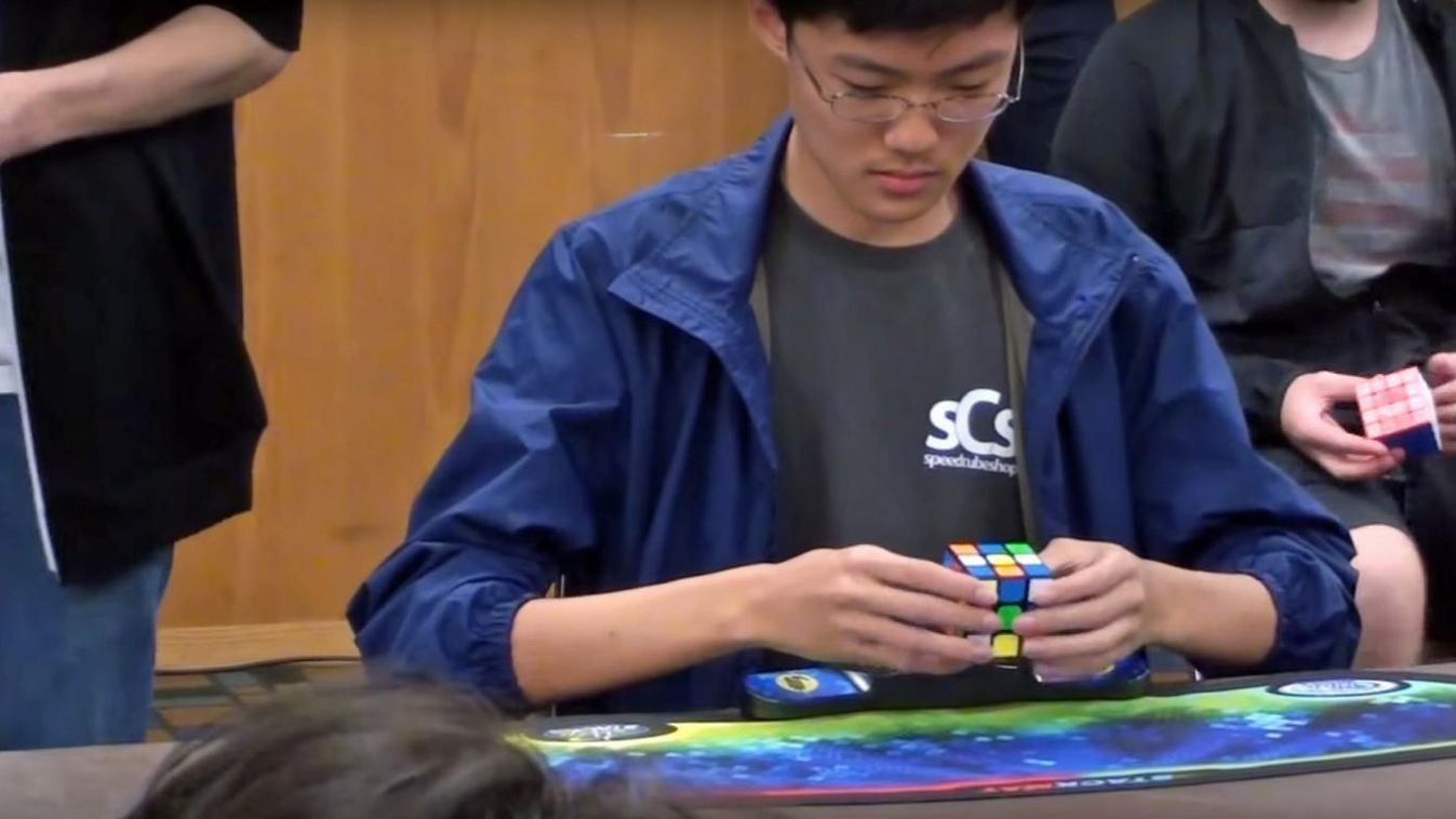 Ennél a srácnál gyorsabban senki nem rakja ki a Rubik-kockát (videó)