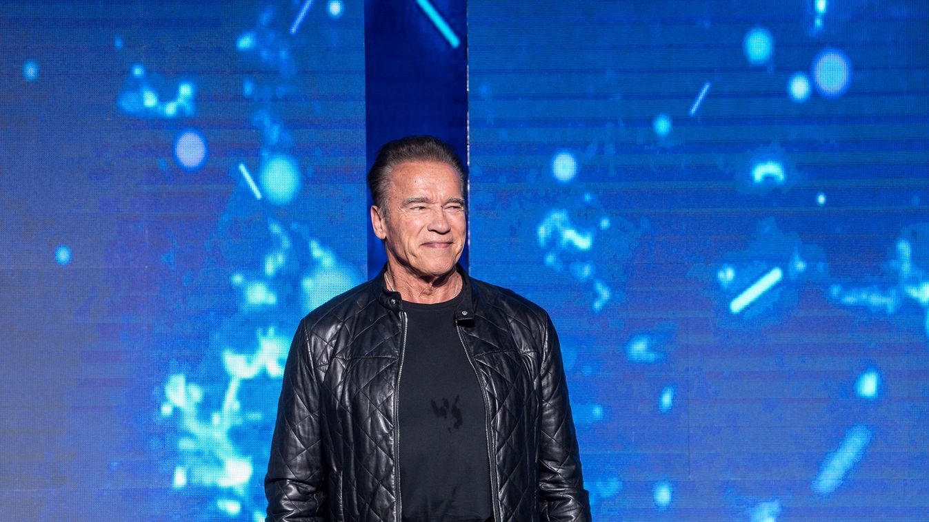 Kémnek áll Arnold Schwarzenegger