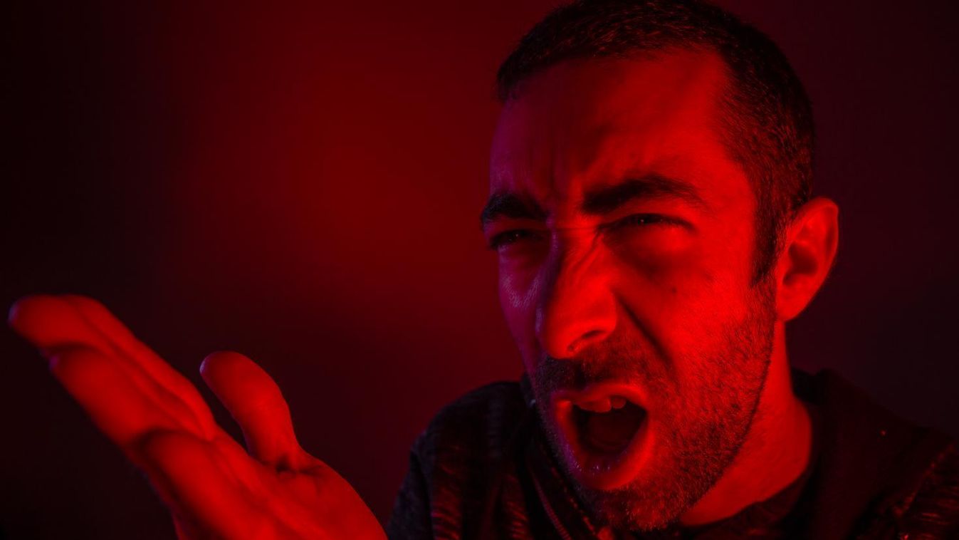 Vádat emeltek az ácsi férfi ellen, aki pokollá tette a szomszédai életét