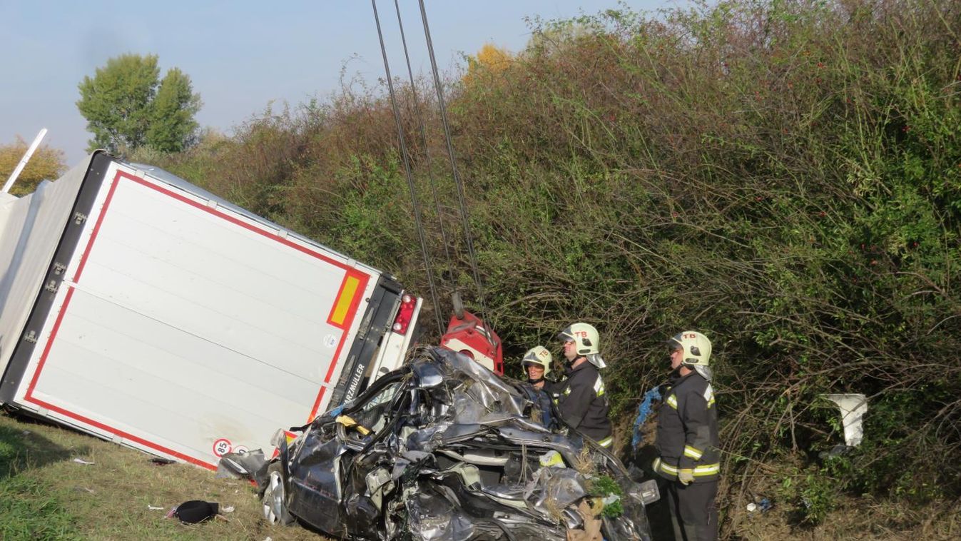 Apa és kisfia ült az M1-esen letarolt halálautóban