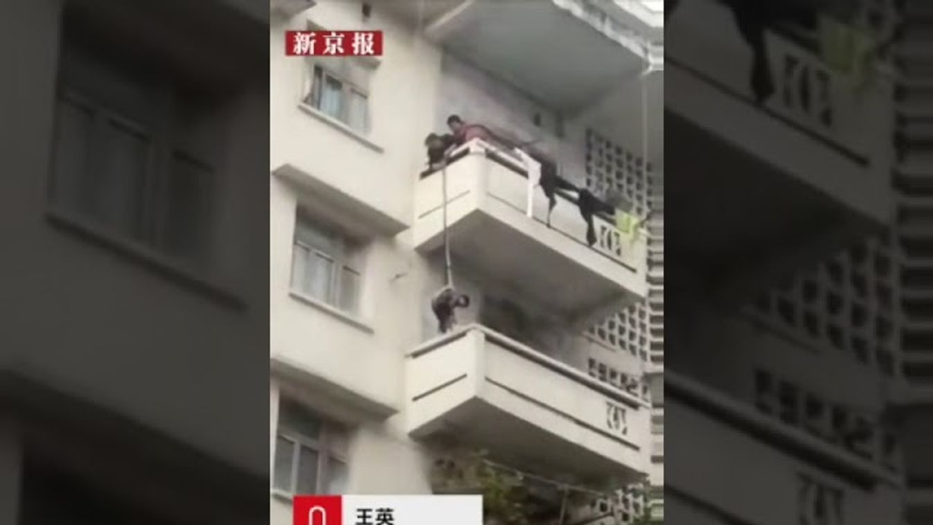 Kötélen lógatta ki az unokáját az ötödikről (videó)
