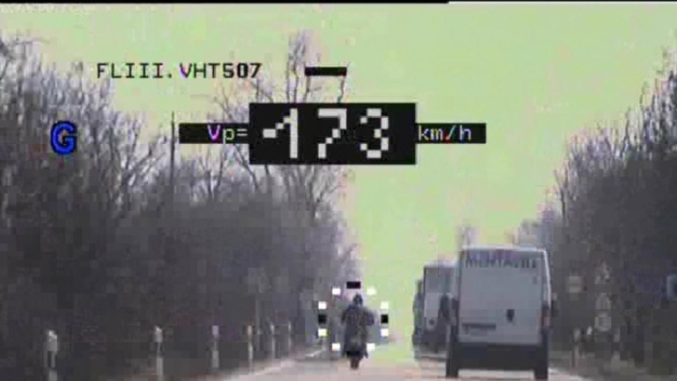 Gyorsabban száguldott a motoros Kisbérnél, mint egy vonat