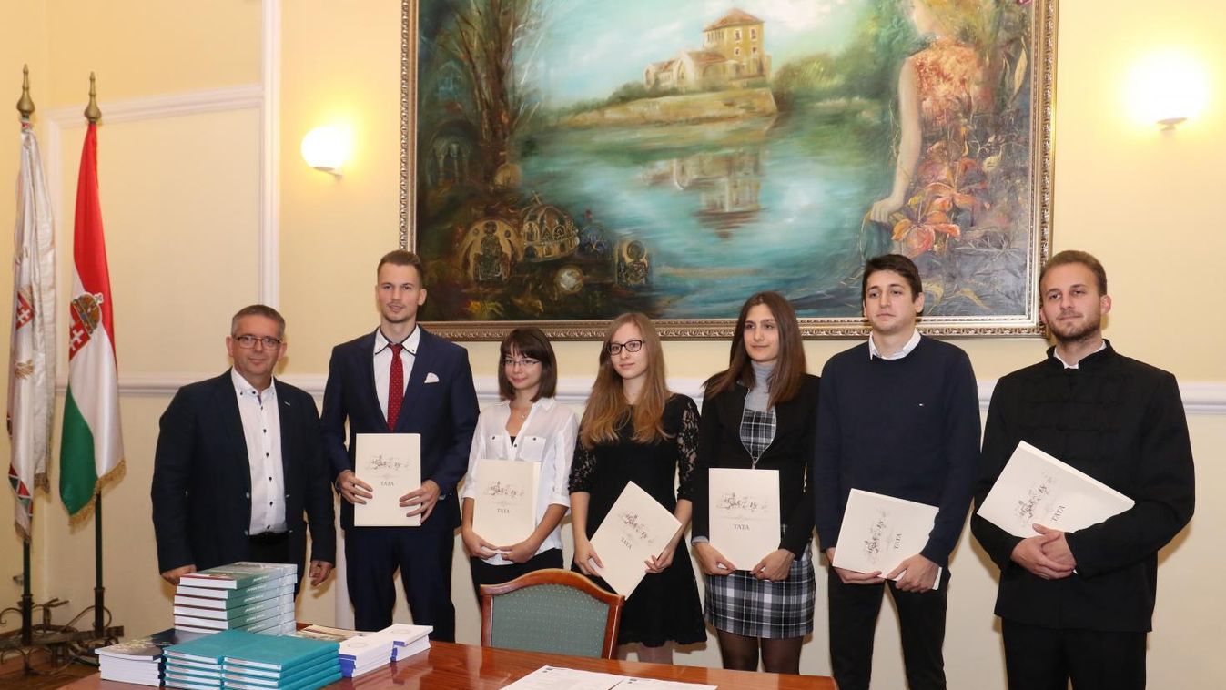 Öveges József tanulmányi ösztöndíjat vehetett át tíz tatai egyetemista