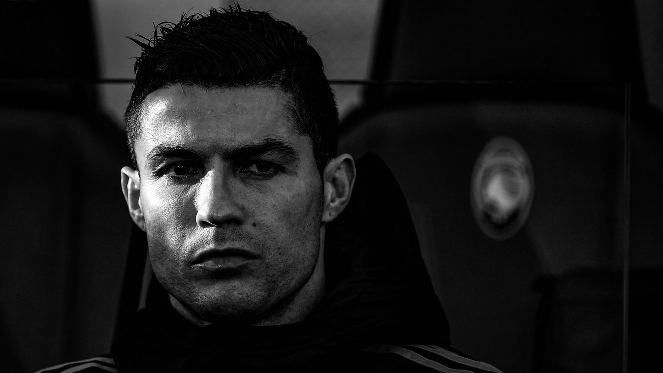 Ronaldo kiállt a Napoli hátvédje mellett