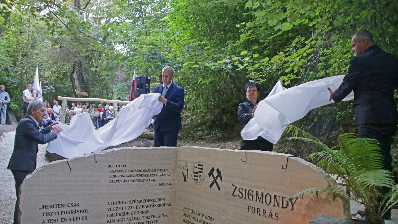 Megyezászlót kapott Annavölgy, felavatták a Zsigmondy-forrást (képek)