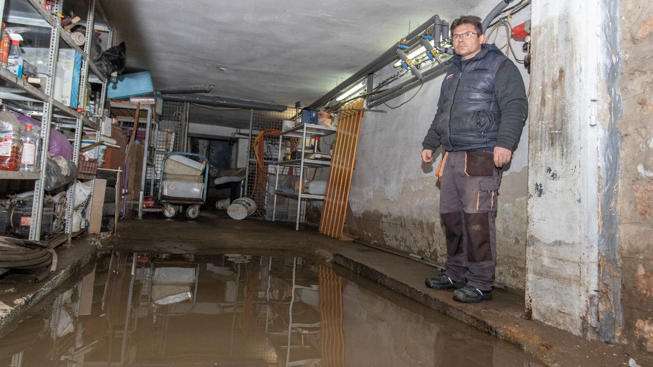 Átok ül az Akácfa utcán - szenvednek a lakók a csőtörések miatt