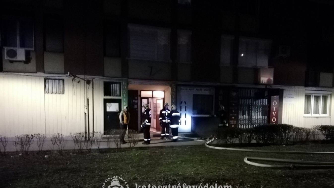 Helyszíni fotók: lángolt a konyha a tatabányai lakótelepen, hárman menekültek a tűz elől
