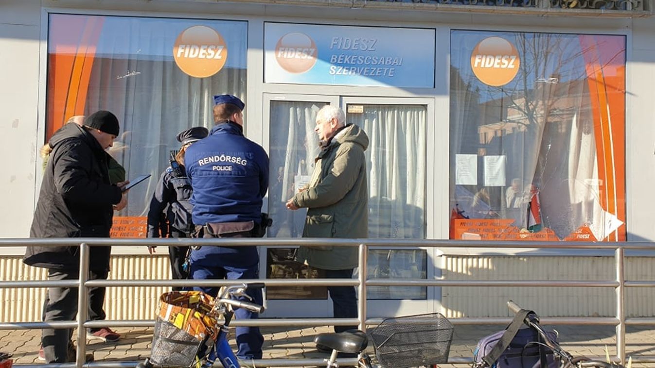 Betörték a békéscsabai Fidesz-iroda kirakatát