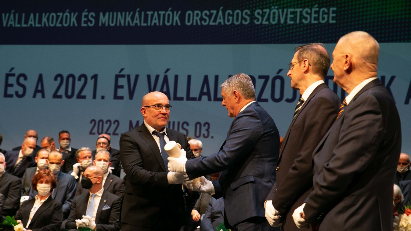 Megyénkből négyen vehettek át Év vállalkozója díjat Varga Mihálytól Budapesten