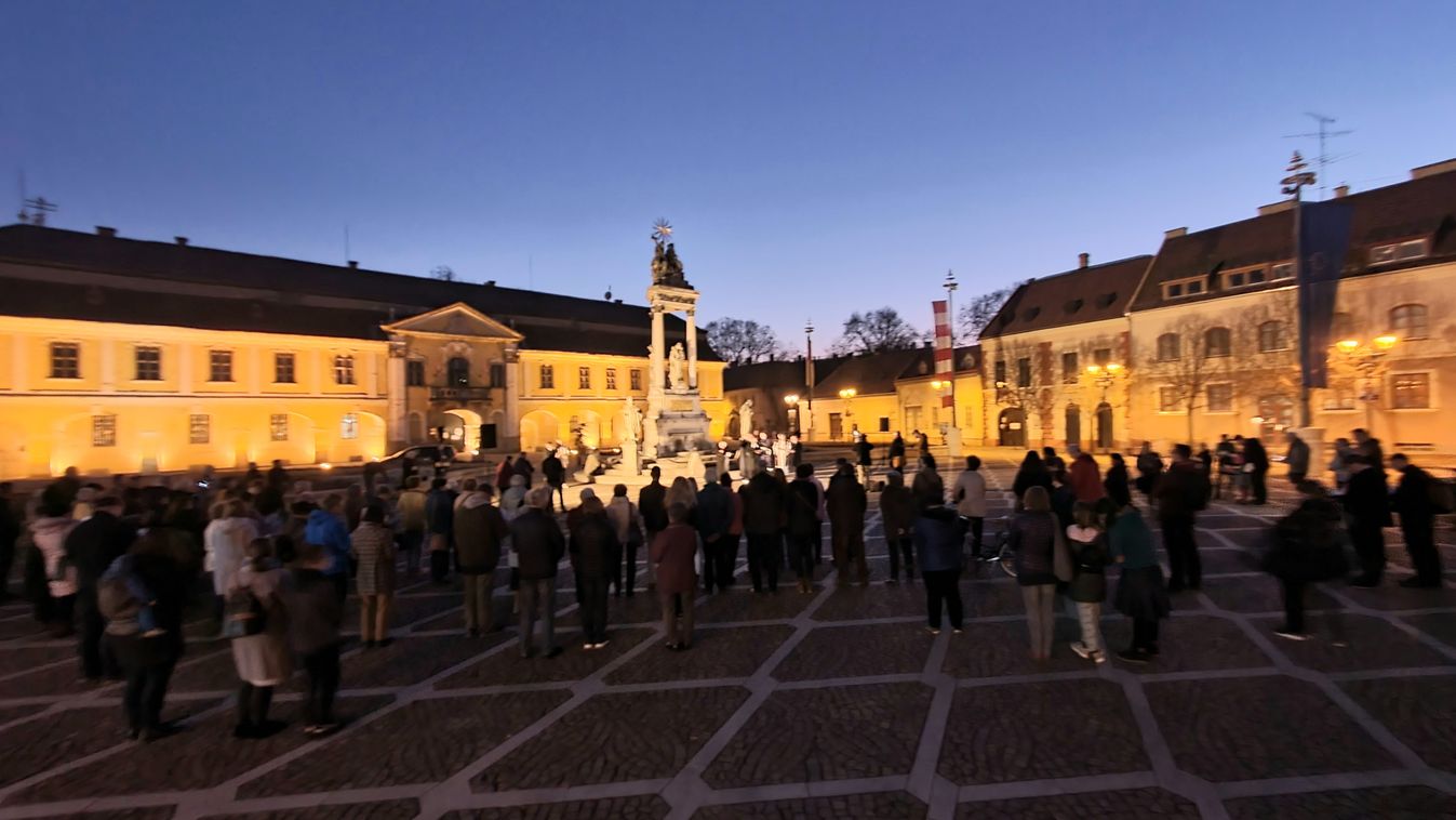 Százak imádkoztak közösen a békéért az esztergomi főtéren