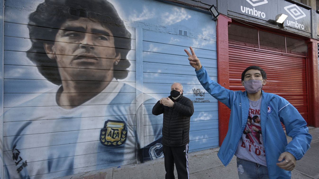 Elárverezik Maradona legendás, Isten keze-góljánál viselt mezét