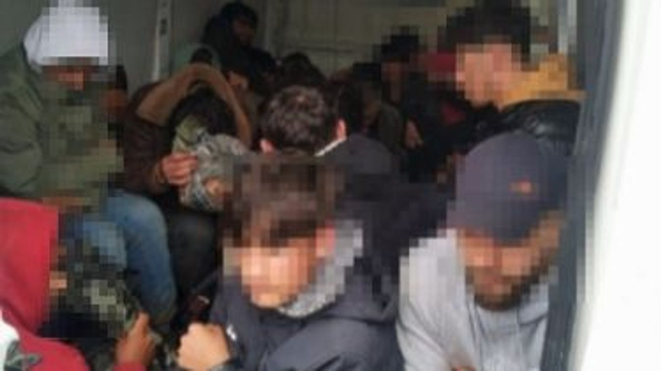 27 migránst zsuppoltak be egy kocsiba az M1-esen