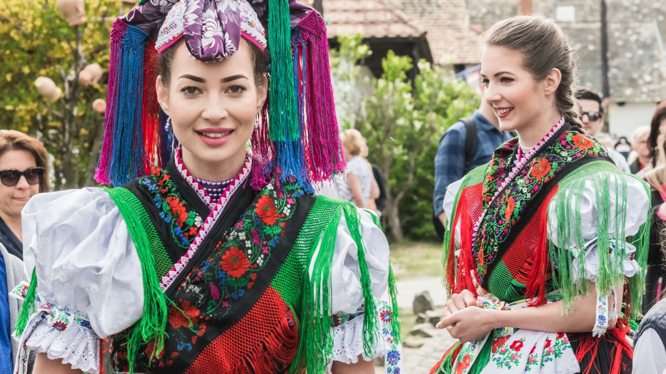 Negyven év esküvőit idézi fel egy hollókői kiállítás