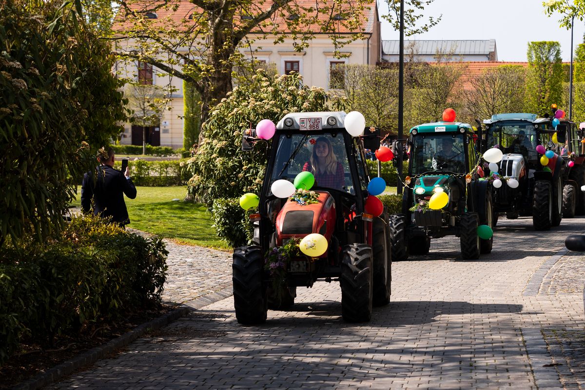 Tatán újra traktoros felvonulással búcsúztak a jávorkások