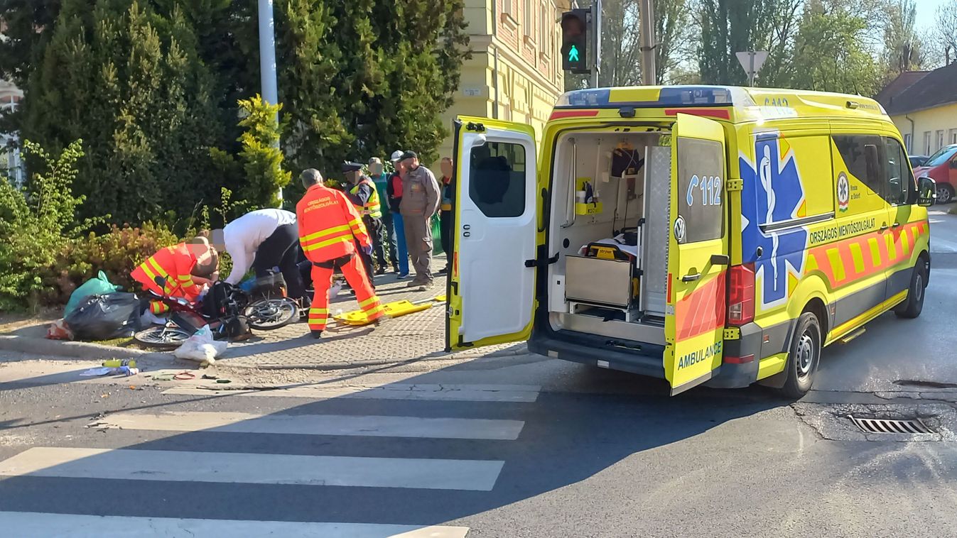 Képek a tatai balesetről: 86 éves kerékpáros ütközött teherautónak az Ady Endre úton