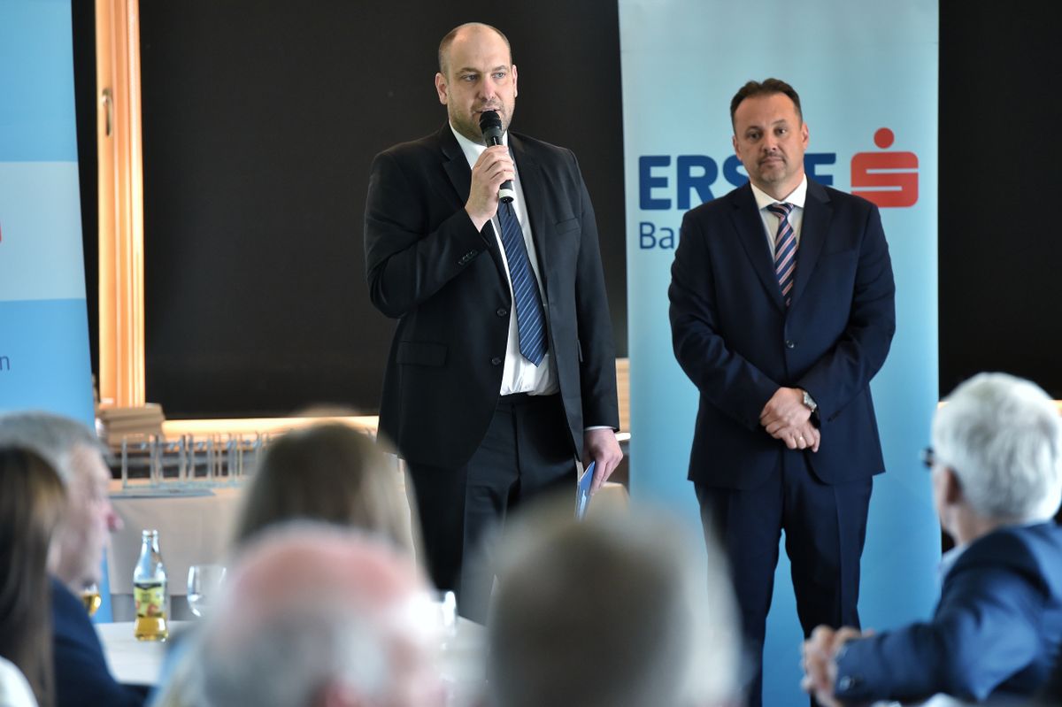 Kovács Dániel régióvezető és Szerdahelyi Róbert az Erste Bank KKV területének vezetője a díjátadó rendezvényen.