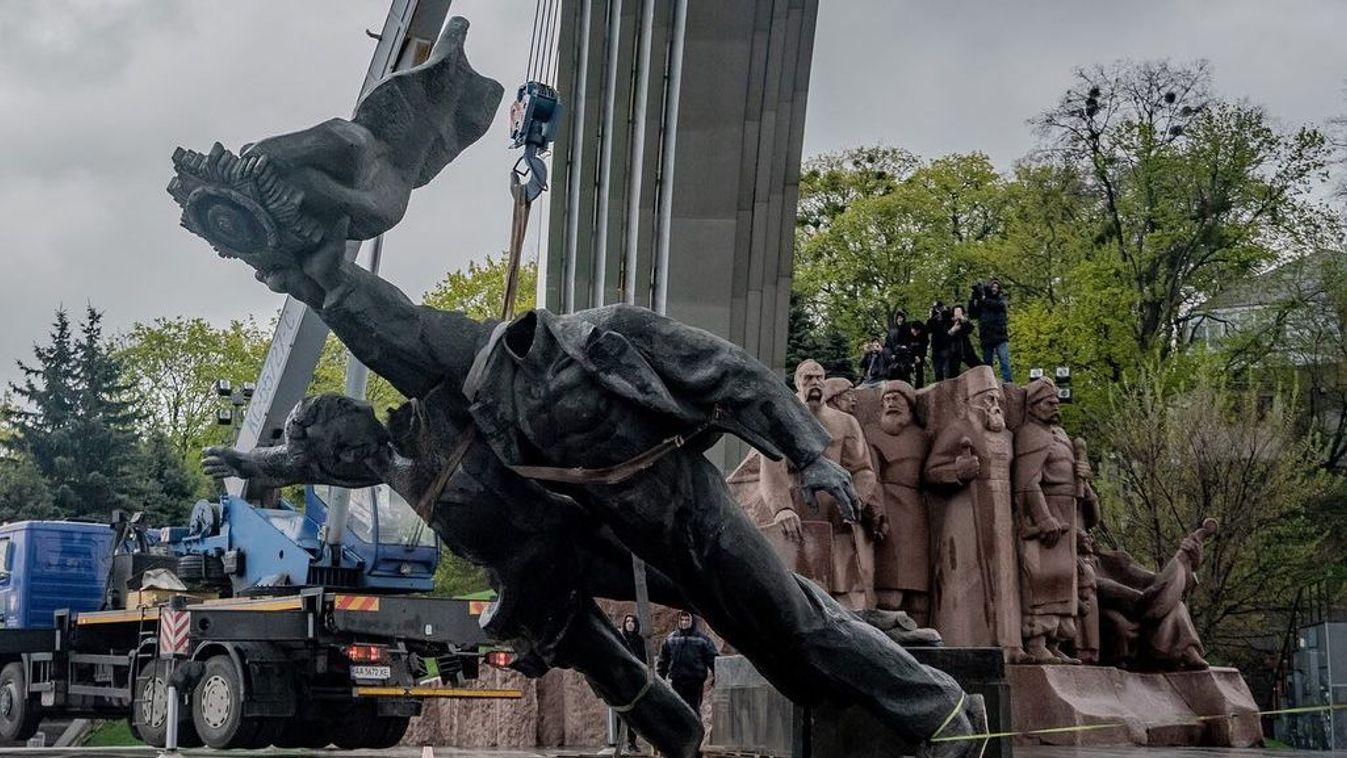 Kijevben lebontották az ukrán-orosz barátság emlékművét, robbantottak Kijevben