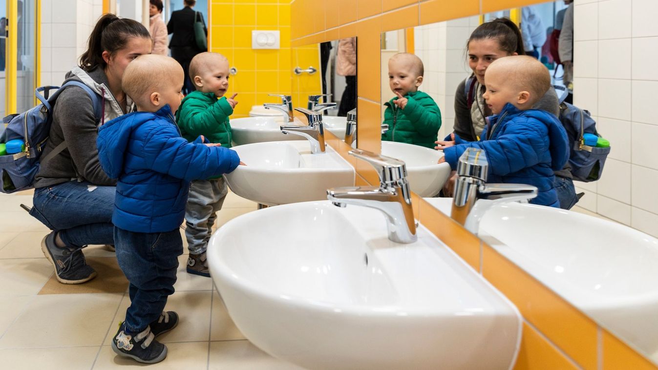 Bejárással és elismerésekkel ünnepelték a Bölcsődék napját Tatán