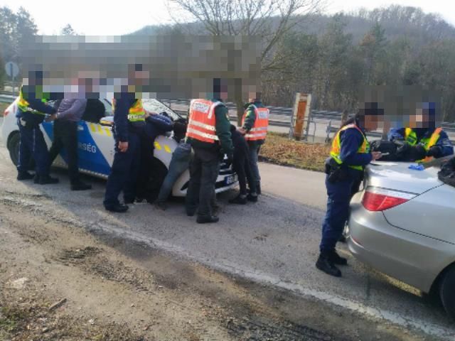 Készenléti Rendőrség Nemzeti Nyomozóiroda Nemzetközi Bűnözés Elleni Főosztály Illegális Migráció Elleni Osztályának jelzése alapján az M1-es autópálya 54-es kilométerszelvényében állítottak meg egy német honosságú személygépkocsit március 1-jén 8 óra 20 perckor. A járműben egy török állampolgárságú embercsempész, valamint négy férfi utazott, akik nem tudták igazolni az országban való jogszerű tartózkodásukat.