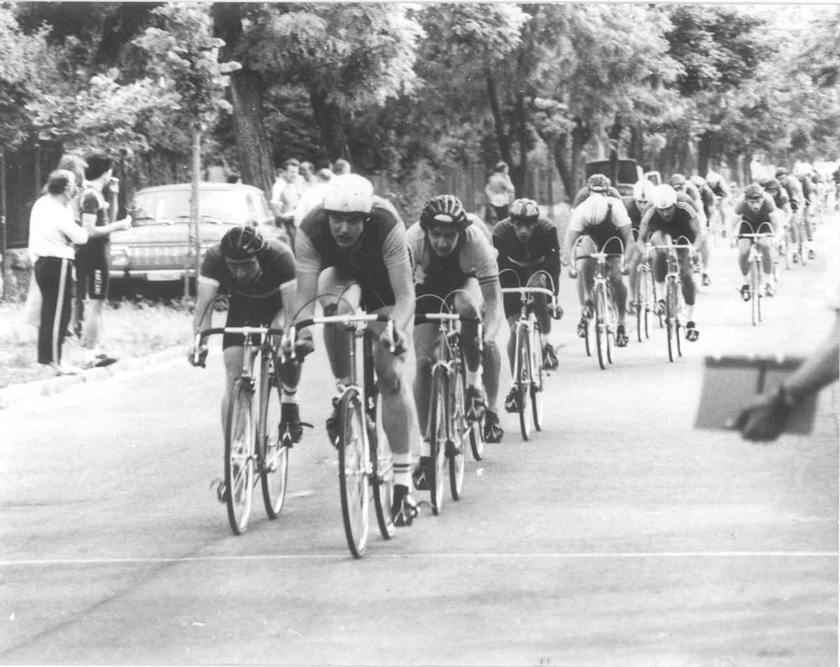 Albert József világklasszis-kerékpárosokkal találkozott a Giro d’Italia előtt
Nibaliékkal együtt kerekezett,
Valverdétől kulacsot kapott