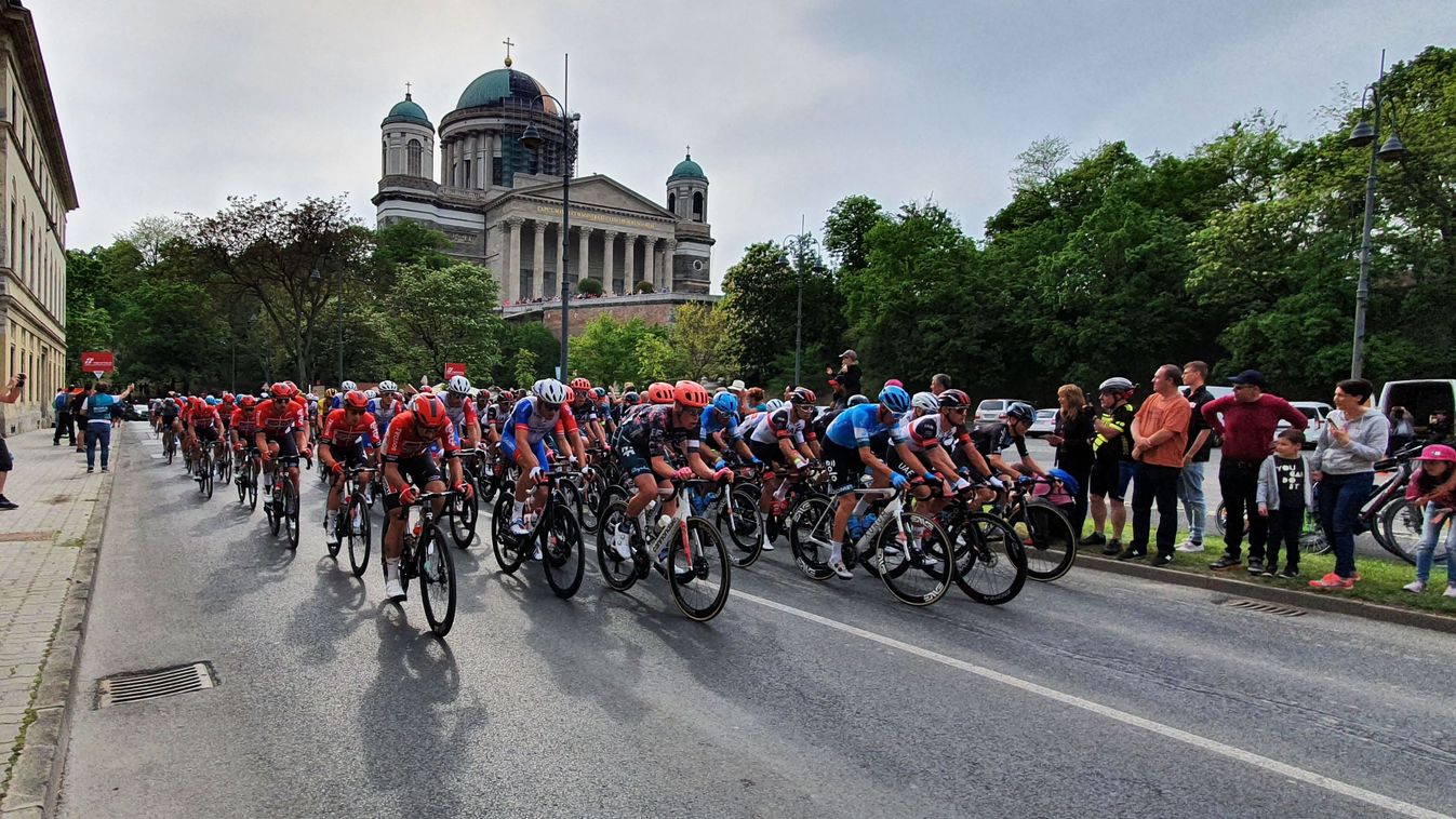 Átsuhant a Giro Esztergomon, Nagysápon óriásmaci is fogadta a mezőnyt (fotók)