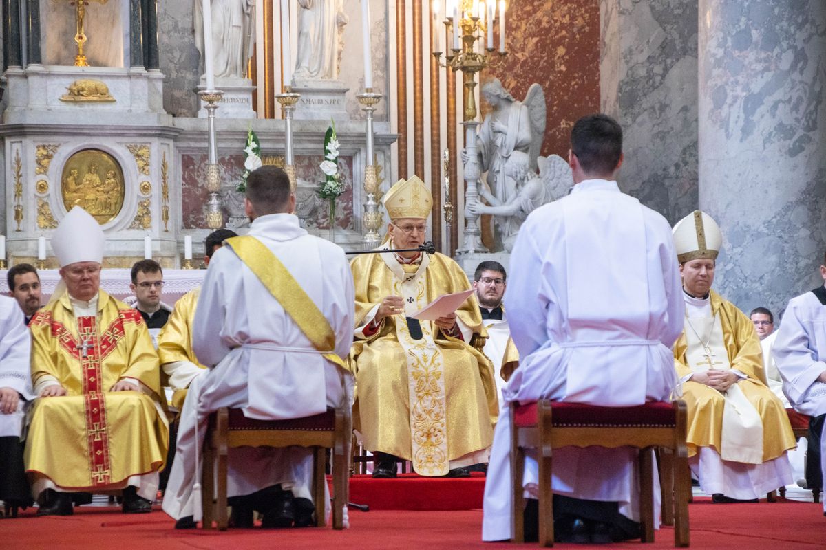Erdő Péter bíboros (középen) a diakónusoknak és papoknak olvasta fel beszédét