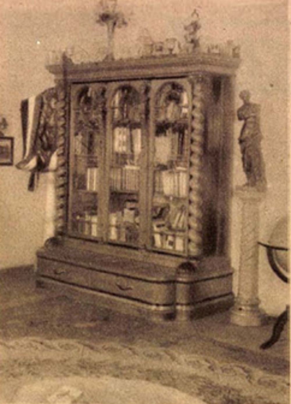 Jászai Mari szekrénye, mely Petőfi Sándort ábrázolja