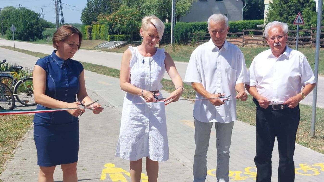 A naszályi óvodások azonnal birtokba vették az új kerékpárutat
