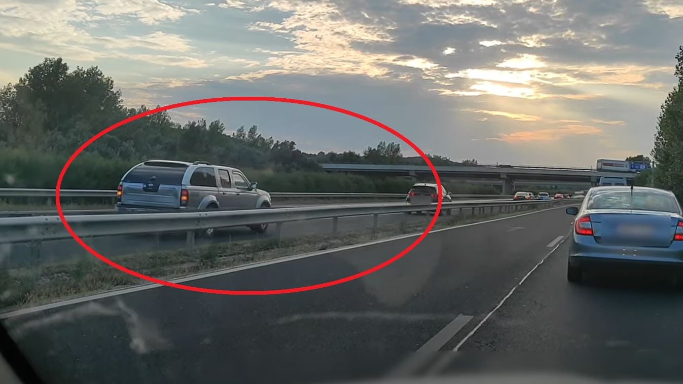 Szürreális videó az M1-esről: mit csinál ez az autós és merre akar menni??