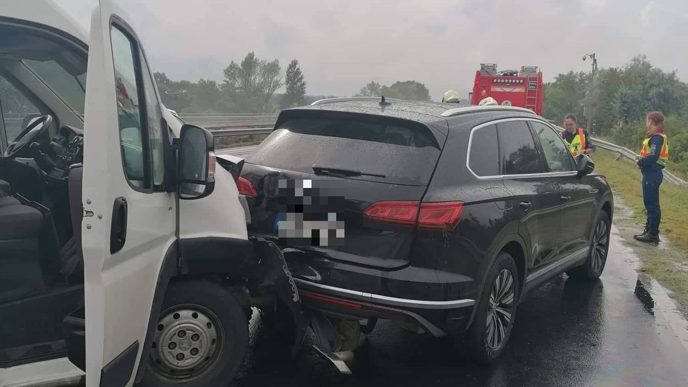 Öblítőt szállító furgon rongyolt a Volkswagenbe az M1-esen Szőlősnél (fotók)