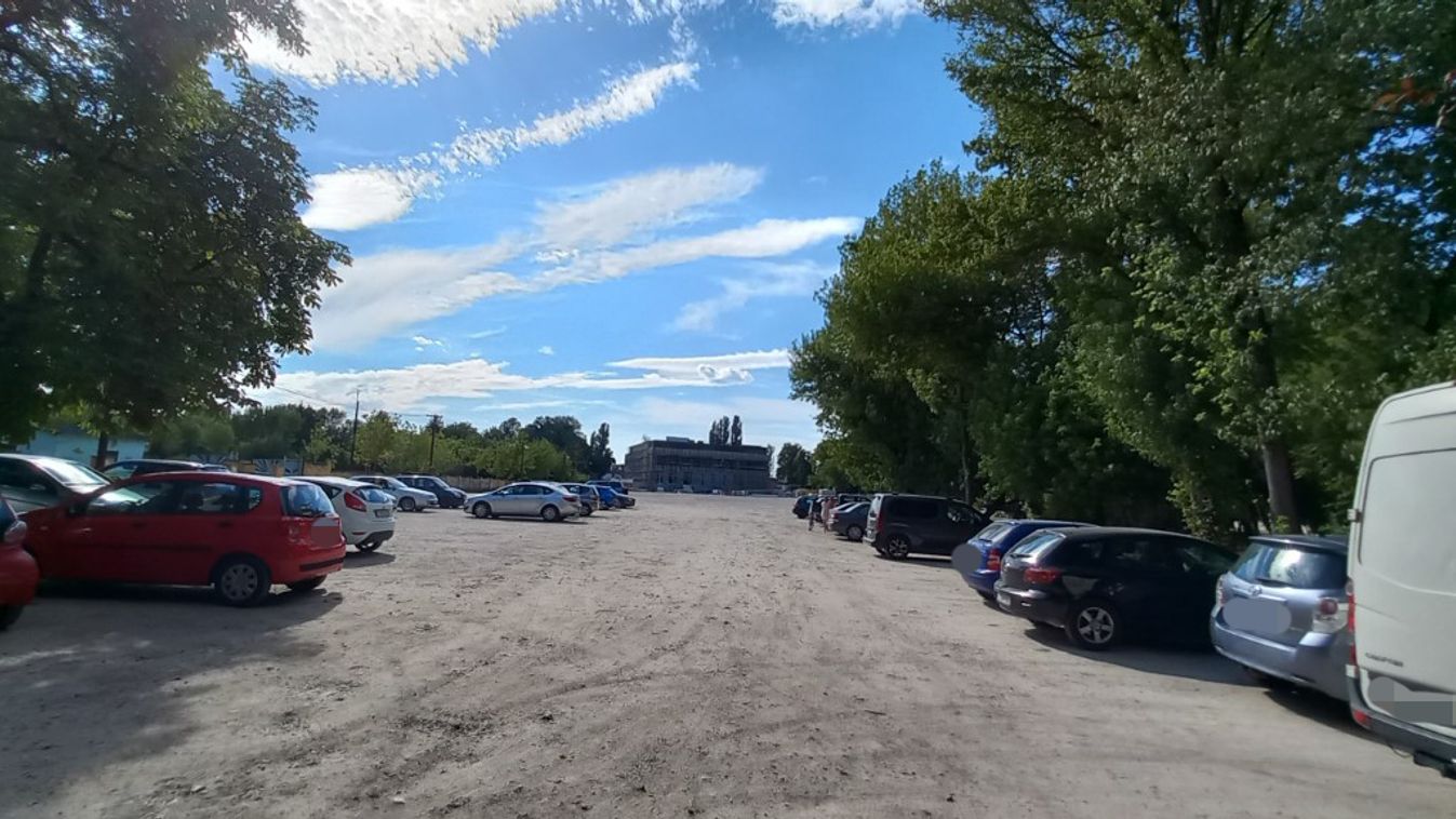 Hónapokra lezárják Esztergom nagy, ingyenes parkolóját - jó okkal