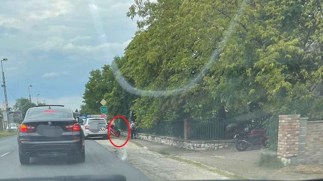Elaludt a volánnál a sofőr a 10-es úton, parkoló autónak ütközött