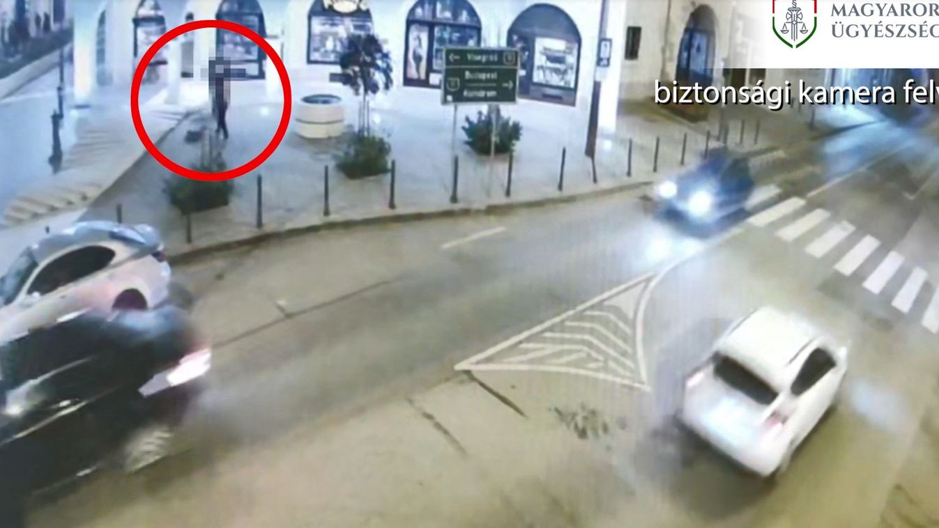 Videó: bárszékkel rontott a nőnek az esztergomi utcán a férfi
