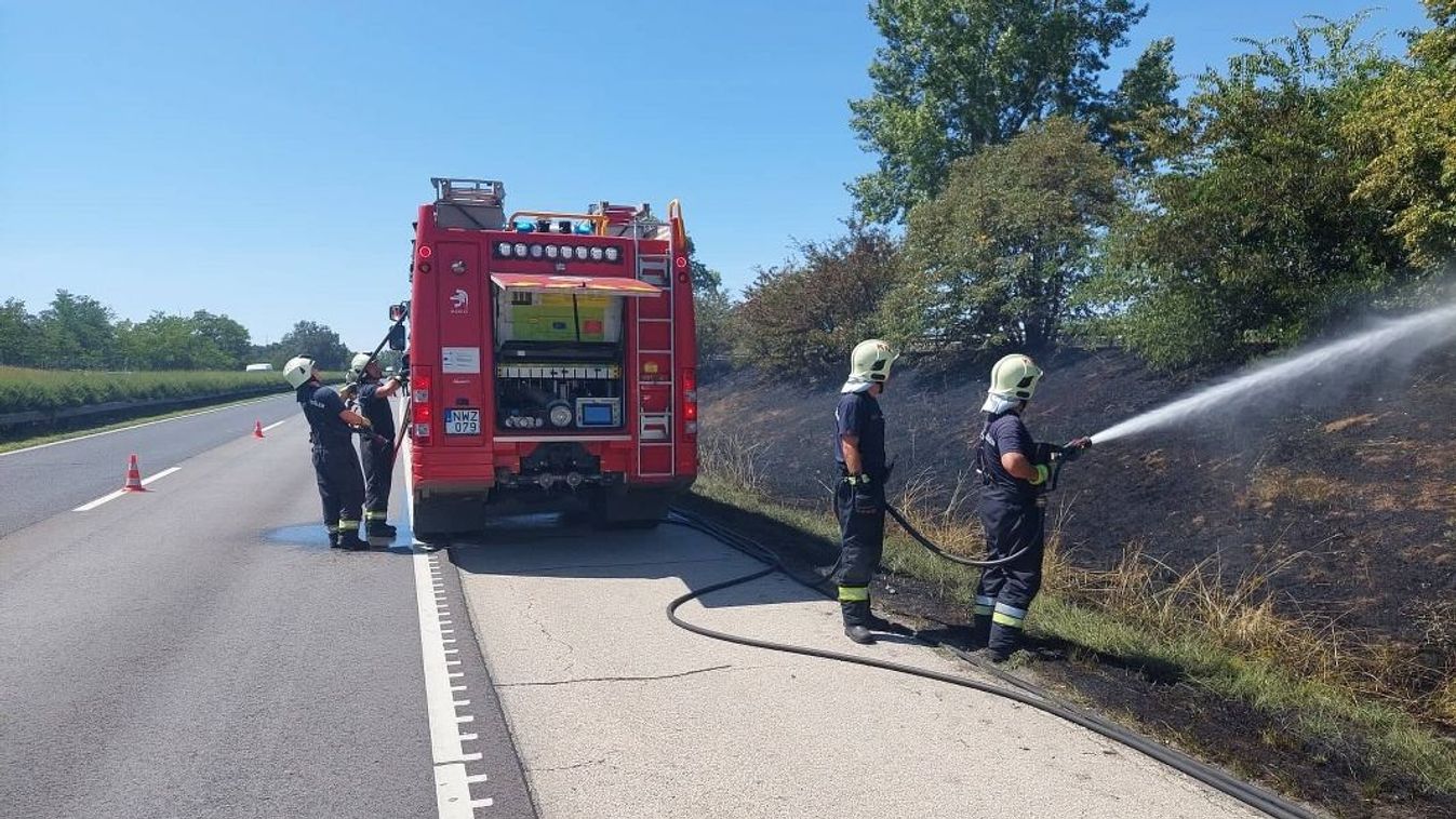 Képeken a tűz: kamiontól kapott lángra a fű az M1-es mentén Kisigmándnál