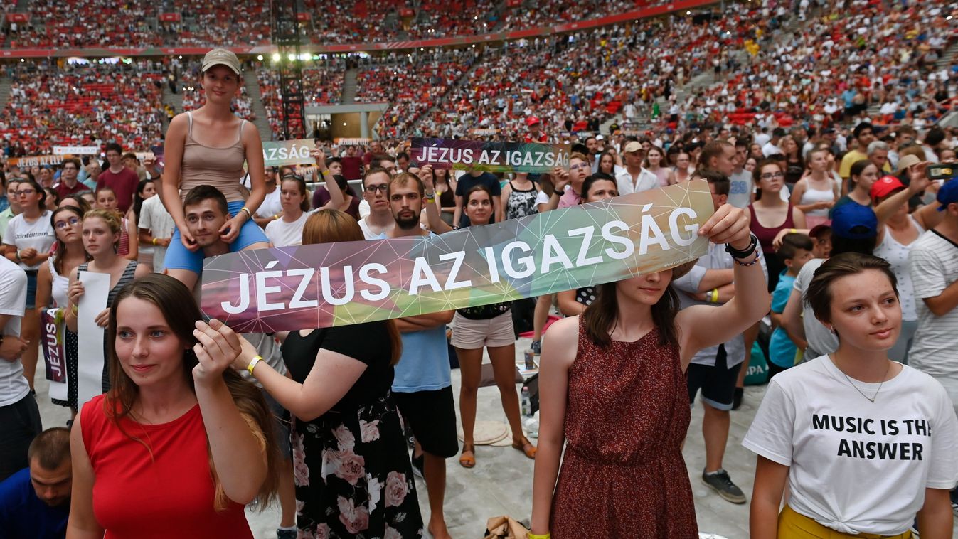 Több tízezren dicsőítették Istent a Puskás Arénában