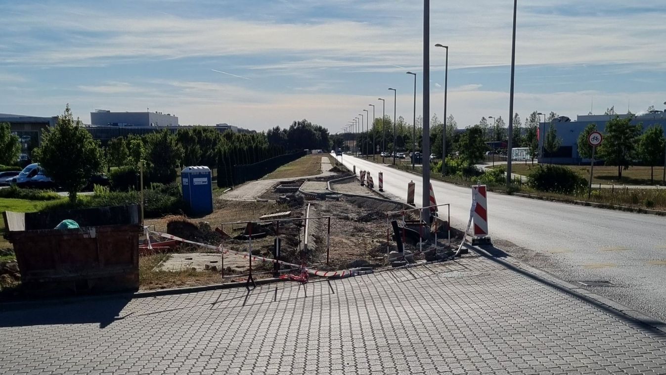 Új buszmegállók épülnek az ipari park környei oldalán