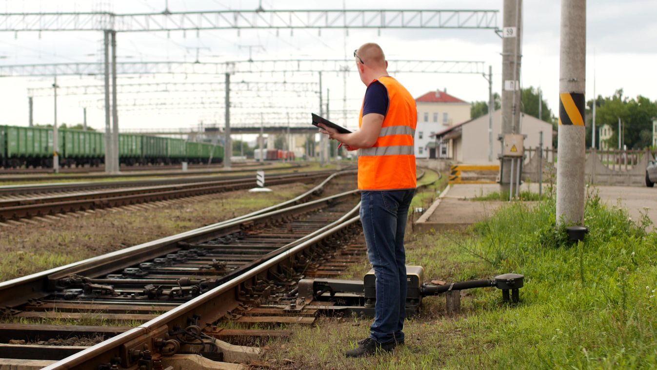 A járókelők szeme láttára gázolta halálra az InterCity az üllői férfit (videó)