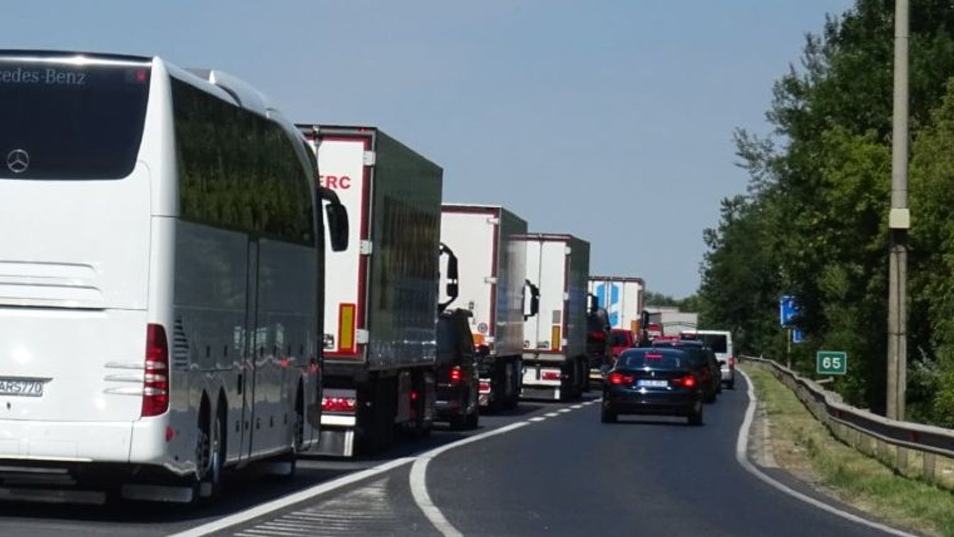 Két baleset az M1-esen Tatánál: az egyik autóban 3 gyermek utazott, mentő érkezett a helyszínre