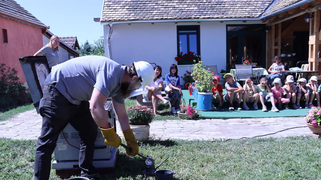A komáromi szakmai táborban a fiatalok kipróbálták a mini kohót, jártak szállodában is