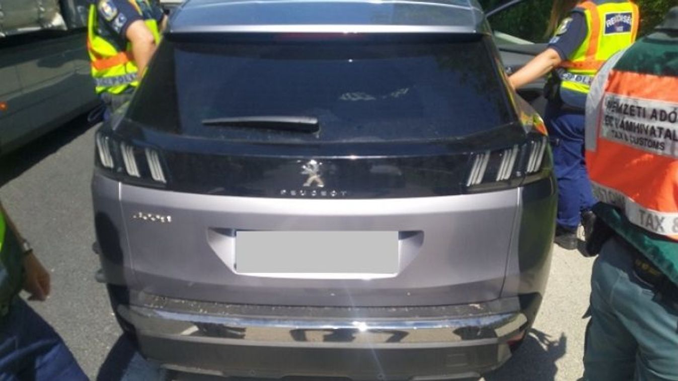8 migránst zsuppolt be a Peugeot-ba a bagdadi svéd embercsempész, Tatabányáig jutott