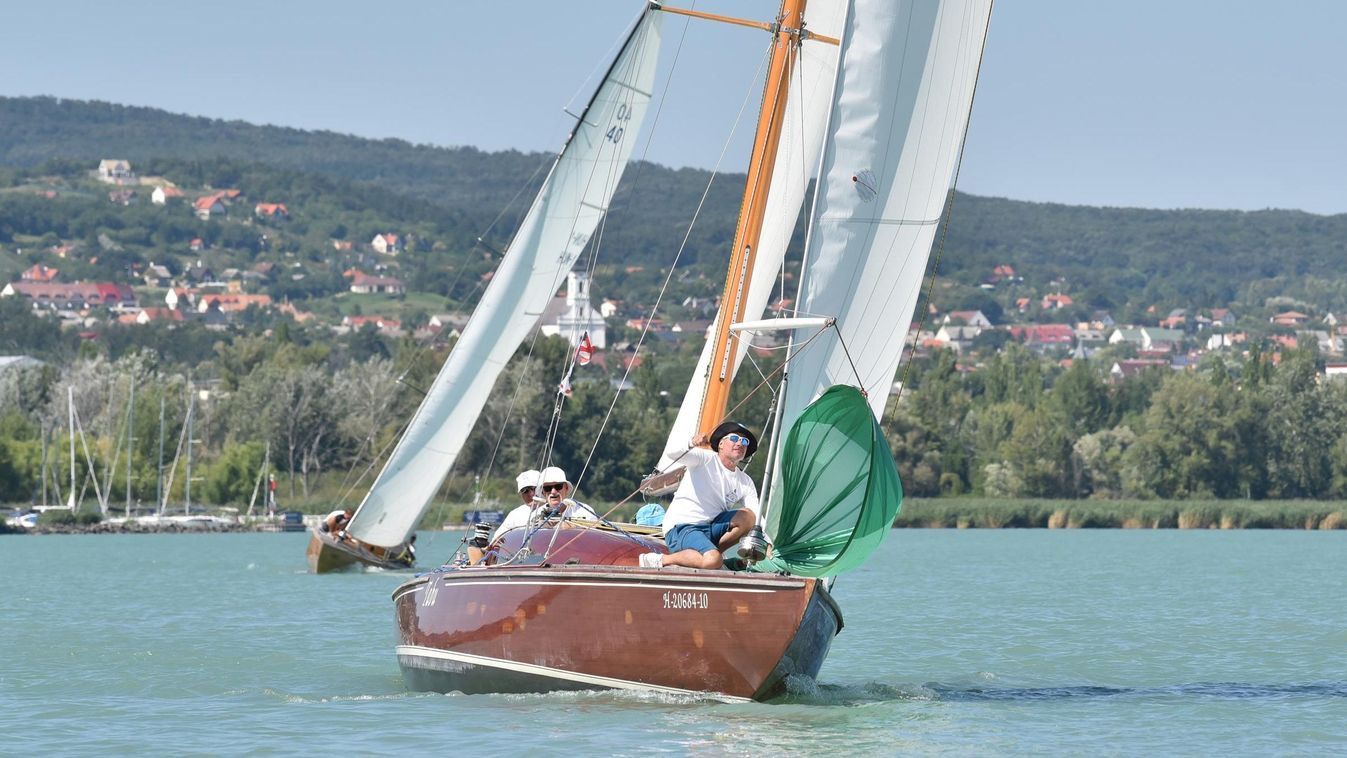 Klasszikus hajók és veterán autók seregszemléjét tartják a Balaton partján