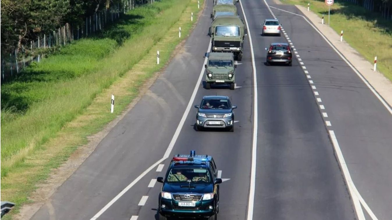 Autósok, figyelem! Katonai menetoszlop halad át az M1-esen!