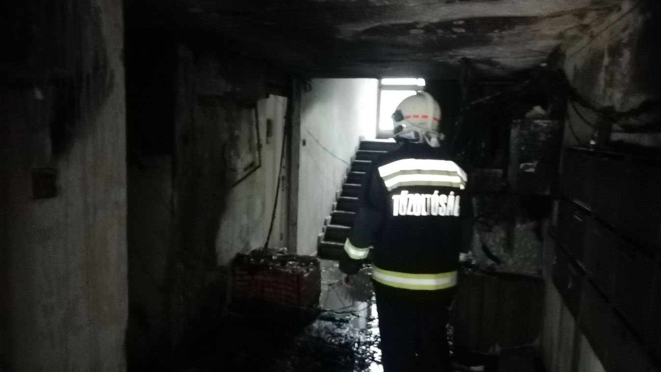 Tűz ütött ki egy tatabányai négyemeletesben, kapcsolószekrény kapott lángra (képek)